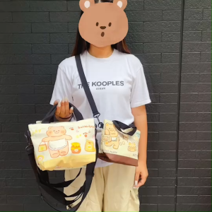 กระเป๋าถือน้องหมีเนย น่ารักแบบตะโกน! - งานผ้านุ่ม กันน้ำ - มีซิปรูดปิด และสายปรับสั้นยาวได้ ถอดสายได้ - ขนาด 25×16×9 cm