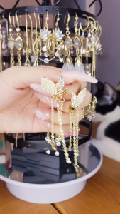 Bông tai bươm bướm tua rua xuân hè đi dạo - bông tai hoa QU933 bông tai nữ khuyên tai dài hoa tai dài khuyên tai nữ bong tai dài đính đá đeo bông BSTKD - [NaLa Shop]