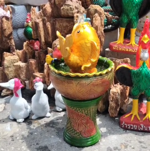 น้ำพุปลาทองพ่นน้ำ น้ำพุเสริมฮวงจุ้ย สำหรับวางพื่น ตกแต่งหน้าบ้านตกแต่งสวน สินค้าจัดส่งทุกวันราคา 1750 บาท