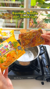 Sunkrisps Rainbow Noodle 45gr - Mie Pasta Pelangi Anak