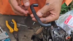 (( สายลม )) ท่อน้ำมันเครื่อง สายน้ำมัน ท่อน้ำมัน เครื่องตัดหญ้า HONDA GX35 ตัวยู ท่อน้ำมัน สายน้ำมันเครื่อง รุ่น 411 NB / RBC(( ทรงตัว L ))