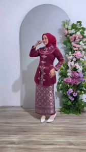 Setelan Tunik Bridal Payet Terbaru // Set Tunik Catalya Full Payet Rok Songket\\n\\n Apa Itu Tunik Catalya?\\n\\nTunik Catalya adalah pilihan sempurna bagi para pengantin wanita yang mencari keanggunan dan kemewahan dalam gaun pengantin mereka. Tunik Catalya dibuat dari bahan satin bridal berkualitas tinggi, yang memberikan kenyamanan dan kelembutan saat dipakai. Desain full payet pada tunik Catalya menciptakan efek kilau yang mempesona dan menambah keindahan gaun pengantin Anda.\\n\\n Bahan Satin Bridal\\n\\nBahan satin bridal digunakan dalam pembuatan tunik Catalya karena kelembutan dan kualitasnya yang luar biasa. Bahan ini terasa lembut di kulit dan tidak mengganggu selama acara pernikahan Anda.\\n\\n Kelebihan Bahan Adem & Nyaman Dipakai\\n\\nKelebihan lain dari tunik Catalya adalah bahan adem dan nyaman dipakai. Bahan ini tidak panas dan tidak menyebabkan iritasi kulit, sehingga Anda bisa merasa nyaman selama acara pernikahan Anda.\\n\\n Desain Full Payet Mewah\\n\\nDesain full payet pada tunik Catalya menciptakan efek kilau yang mempesona dan menambah keindahan gaun pengantin Anda. Payet yang ditempatkan dengan rapi memberikan tampilan yang elegan dan mewah.\\n\\n Bagaimana Menggunakan Resleting Depan?\\n\\nTunik Catalya dilengkapi dengan resleting depan yang memudahkan Anda saat memakai dan melepaskan gaun pengantin Anda. Berikut cara memilih ukuran yang tepat dan menggunakan resleting depan:\\n\\n Cara Memilih Ukuran yang Tepat\\n\\nUntuk memilih ukuran yang tepat, Anda dapat merujuk pada size chart yang disediakan oleh produsen. Size chart biasanya mencakup ukuran L, M, XL, dan XXL.\\n\\n Size Chart\\n\\nBerikut ini adalah size chart untuk tunik Catalya:\\n\\n| Ukuran | Panjang |\n| --- | --- |\n| M | LD 98 |\n| L | LD 106 |\n| XL | LD 112 |\n| XXL | LD 120 |\\n\\n Bawahan Rok Songket Lilit\\n\\nBawahan rok songket lilit adalah pilihan sempurna untuk melengkapi set tunik Catalya Anda. Rok songket lilit memiliki ukuran all size fit to XXL, sehingga cocok untuk berbagai ukuran tubuh.\\n\\n Ukuran All Size Fit To XXL\\n\\nRok songket lilit memiliki ukuran all size fit to XXL, sehingga cocok untuk berbagai ukuran tubuh. Anda dapat memilih ukuran yang paling sesuai dengan tubuh Anda.\\n\\n Desain Rok Songket untuk Acara Formal\\n\\nDesain rok songket lilit menciptakan tampilan yang anggun dan formal, cocok untuk acara pernikahan atau acara formal lainnya. Rok ini dilengkapi dengan detail songket yang indah, menambah keindahan set tunik Catalya Anda.\\n\\n Tips Memilih Setelan Tunik Bridal Payet Terbaik\\n\\nBerikut beberapa tips untuk memilih setelan tunik bridal payet terbaik:\\n\\n Mengenal Bahan Tunik Bridal Berkualitas\\n\\nPilih tunik bridal yang terbuat dari bahan berkualitas tinggi, seperti satin bridal, untuk mendapatkan kenyamanan dan kelembutan maksimal.\\n\\n Perbedaan Desain Tunik Payet Terbaru & Setelan Tunik Bridal Payet\\n\\nPerhatikan perbedaan antara desain tunik payet terbaru dan setelan tunik bridal payet. Desain tunik payet terbaru mungkin memiliki elemen desain yang lebih modern, sementara setelan tunik bridal payet mungkin lebih fokus pada keanggunan dan kemewahan tradisional.\\n\\n Kesimpulan\\n\\nSet tunik Catalya full payet rok songket adalah pilihan sempurna untuk pengantin wanita yang mencari keanggunan dan kemewahan dalam gaun pengantin mereka. Tunik Catalya terbuat dari bahan satin bridal berkualitas tinggi, dilengkapi dengan desain full payet mewah, dan memiliki resleting depan yang memudahkan saat memakai dan melepaskan gaun pengantin Anda. Rok songket lilit adalah pilihan sempurna untuk melengkapi set tunik Catalya Anda, dengan ukuran all size fit to XXL dan desain yang anggun dan formal.\"\n}