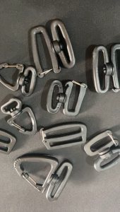 Cantolan / Kaitan Plastik Hitam Bentuk 8 ( Isi 120 Pcs )