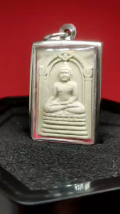 这尊泰南最灵验佛祖洗云佛佛牌是连同史上最著名大法会之一BE2549阿赞坤潘天神泽度金九场超大法会共十六位大高僧念经加持的（请参阅以下产品说明）附原庙原装佛牌盒已包好不锈钢壳Thai Most Efficious Buddha Phra Puttha Sihin  Nur Phong(holy powder)amuletThis amulet was went through 9 Round Big Blessing ceremony