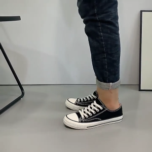 LucyShoes รองเท้าแฟชั่นคลาสสิกรองเท้าผ้าใบลำลองต่ำสำหรับรองเท้านักเรียนชายและหญิงมีสามสีให้เลือกรองเท้าผ้าใบ