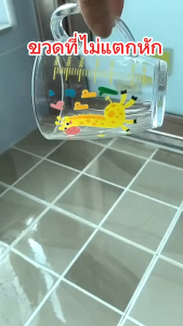 คละลาย แก้วน้ำ มีฝาเปิด-ปิดสามารถกันหกได้ พร้อมหลอดดูด แก้วมีที่จับ หนาพิเศษ มีขีดบอกปริมาตร ใช้ทั้งเด็กและผู้ใหญ่ 350ml.