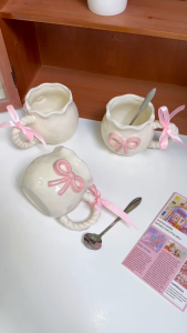 Cốc sứ kèm thìa Bauroom hoạ tiết nơ dập nổi thủ công phong cách nhẹ nhàng ( có sẵn ) ( ảnh thật )