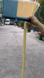Chổi quét nhà lông mềm cao cấp đầu lông xoắn PHÚC HƯNG PHÁT SG size 29x4x140cm cán inox bọc nhựa.