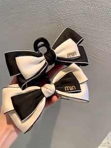 Kẹp tóc càng cua hình nơ trắng đen đính chữ MIN thời trang nữ phong cách hàn quốc K06