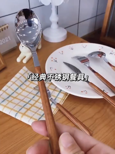 Sendok Garpu Pisau Makan Stainless Peralatan Makan Dengan Pegangan Kayu Serbaguna