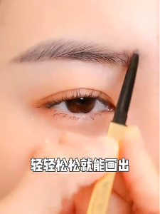 2 in 1 ดินสอเขียนคิ้วกันน้ำ อีกด้านเป็นแปรง หัวเล็ก ติดทนกันน้ำ สามารถขึ้นโครงหรือวาดเป็นส้น เนื้อเนียน