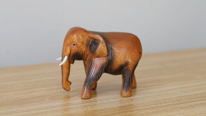 Hand Carved Wooden Elephant Statue Home Feng Shui Decoration Office Desktop Bookshelf Living Room Sculpture