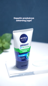 NIVEA MEN Face Scrub Bright Oil Clear Pore Minimizing Scrub 100ml - Sabun cuci muka pria scrub mencerahkan minyak berlebih berminyak kulit kusam pembersih wajah cerah mengecilkan pori komedo polusi debu kotoran - Vitamin C Mint Crystal Scrub halus