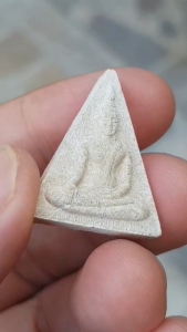 พระผงพระพุทธมหานวมินทร์ศากยะมุนีศรีวิเศษชัยชาญฯ วัดม่วง จ.อ่างทอง ปี2547 (รุ่นร่ำรวยมหาศาลฯ)