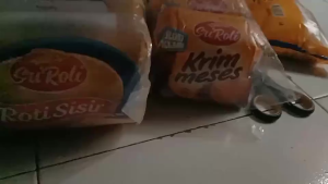 HREBAL  MAKANAN MURAH SRI ROTI SISIR MENTEGA ENAK 70 GRAM X 5 PICIS