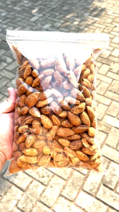 Kacang Almond Cangkang Kulit Panggang Roasted Rasa Susu Matang Siap Makan 1Kg