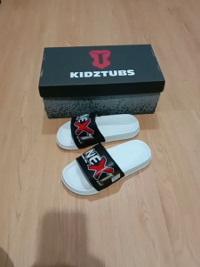 KIDZTUBS Sandal Anak Laki-Laki Karet Slipper Slide Selop Slipon Jepit Karakter Warna Hitam Usia 6-10 Tahun