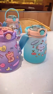 Bình nước được thiết kế tay cầm để được điện thoại xem với dung tích 1300ml (13 lít)
