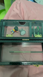 กล่องอุปกรณ์ตกกุ้ง สำหรับบ่อตกกุ้ง งานไม้แท้ หุมลายลายเคฟล่า เงา 9D ขนาดมาตรฐาน 62Cm S3P ลายพิเศษ คัน 3 คัน