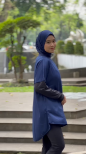 HIA Everywear Nazafarin Oversized Top Atasan Wanita Bahan Dry-Fit\\n\\n Apa Itu Oversized Top Wanita Dry-Fit?\\n\\nOversized Top Wanita Dry-Fit adalah atasan wanita yang dirancang dengan desain oversized, yaitu ukuran yang lebih besar dari ukuran standar. Atasan ini terbuat dari bahan dry-fit yang menyerap keringat dengan cepat, menjadikannya pilihan yang tepat untuk berbagai aktivitas sehari-hari.\\n\\n Mengapa Pakaian Nyaman untuk Berbagai Aktivitas?\\n\\nOversized Top Nazafarin merupakan pilihan tepat bagi wanita yang mencari pakaian nyaman untuk berbagai aktivitas sehari-hari. Bahan dry-fit yang digunakan dalam atasan ini memiliki sifat yang cepat menyerap keringat, menjadikannya ideal untuk berolahraga, bekerja, atau sekadar beraktivitas sehari-hari. Selain itu, desain oversized membuat atasan ini cocok untuk berbagai bentuk tubuh, sehingga bisa dikenakan oleh berbagai kalangan wanita.\\n\\n Kelebihan Nazafarin Oversized Top\\n\\nNazafarin Oversized Top memiliki beberapa kelebihan yang menjadikannya pilihan tepat bagi wanita yang mencari pakaian nyaman dan fashionable:\\n\\n* Desain oversized yang cocok untuk berbagai bentuk tubuh\\n* Bahan dry-fit yang cepat menyerap keringat\\n* Tersedia dalam berbagai warna dan motif yang fashionable\\n* Mudah dicuci dan tidak mudah kusut\\n\\n Desain Fashionable untuk Wanita\\n\\nNazafarin Oversized Top tidak hanya nyaman dipakai, tetapi juga memiliki desain fashionable yang cocok untuk berbagai gaya. Atasan ini tersedia dalam berbagai warna dan motif yang bisa disesuaikan dengan selera dan kebutuhan pengguna. Selain itu, atasan ini juga mudah dipadupadankan dengan pakaian lainnya, sehingga bisa digunakan untuk berbagai acara dan kesempatan.\\n\\n Keindahan & Fungsi Nazafarin Oversized Top\\n\\nNazafarin Oversized Top memiliki desain yang indah dan berfungsi untuk memberikan kenyamanan bagi pengguna. Bahan dry-fit yang digunakan dalam atasan ini memiliki sifat yang cepat menyerap keringat, menjadikannya ideal untuk berolahraga atau beraktivitas sehari-hari. Selain itu, desain oversized membuat atasan ini cocok untuk berbagai bentuk tubuh, sehingga bisa dikenakan oleh berbagai kalangan wanita.\\n\\n Mencocokkan Nazafarin Oversized Top dengan Pakaian Lainnya\\n\\nNazafarin Oversized Top mudah dipadupadankan dengan pakaian lainnya, sehingga bisa digunakan untuk berbagai acara dan kesempatan. Anda bisa mencoba mengenakannya dengan celana jeans, rok pendek, atau celana panjang. Atasan ini juga cocok digunakan untuk bekerja, berolahraga, atau sekadar beraktivitas sehari-hari.\\n\\n Cara Merawat Nazafarin Oversized Top\\n\\nUntuk menjaga kualitas dan keindahan Nazafarin Oversized Top, ada beberapa hal yang perlu diperhatikan dalam merawatnya:\\n\\n* Cuci atasan dengan air dingin dan deterjen yang cocok untuk bahan dry-fit\\n* Jangan gunakan pemutih atau produk pembersih keras\\n* Jemur atasan di tempat teduh dan hindari sinar matahari langsung\\n* Simpan atasan di tempat yang kering dan bersih\\n\\n Tips Merawat Bahan Dry-Fit\\n\\nBahan dry-fit yang digunakan dalam Nazafarin Oversized Top perlu dirawat dengan baik agar tetap nyaman dan awet. Berikut adalah beberapa tips merawat bahan dry-fit:\\n\\n* Cuci atasan dengan air dingin dan deterjen yang cocok untuk bahan dry-fit\\n* Jangan gunakan pemutih atau produk pembersih keras\\n* Jemur atasan di tempat teduh dan hindari sinar matahari langsung\\n* Simpan atasan di tempat yang kering dan bersih\\n\\n Menyimpan Nazafarin Oversized Top dengan Benar\\n\\nUntuk menjaga kualitas dan keindahan Nazafarin Oversized Top, atasan ini perlu disimpan dengan benar. Berikut adalah beberapa tips menyimpan atasan:\\n\\n* Simpan atasan di tempat yang kering dan bersih\\n* Hindari menyimpan atasan di tempat yang lembab atau berdebu\\n* Jangan lipat atasan terlalu rapat, gunakan hanger untuk menyimpan atasan\\n* Jangan simpan atasan di tempat yang terlalu panas atau dingin\\n\\nDengan merawat Nazafarin Oversized Top dengan baik, atasan ini akan tetap nyaman dan awet untuk digunakan dalam jangka waktu yang lama.\"