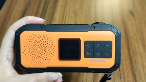 户外收音机：高亮露营灯USB手机充电 太阳能手摇收音机 蓝牙音箱 Outdoor Radio: High-Brightness Camping Light USB Phone Charger Solar Hand-Crank Radio Bluetooth Speaker