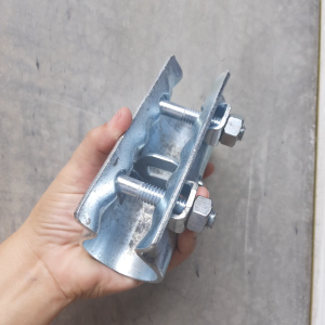 ต่อตรง BS1139 ใช้กับท่อที่มีเส้นผ่านศูนย์กลาง 47-50 มิล ให้ต่อกันเป็นเส้นตรง วัสดุเหล็กชุบสังกะสี หนัก ~1 กิโลกรัม