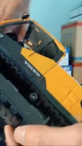 Máy xúc điều khiển từ xa 3 trong 1 Volvo598 tỉ lệ 116 sử dụng trục vít