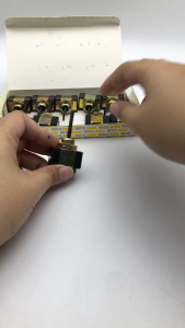 สวิตซ์โยก เปิด-บิด 3 ทาง รุ่น JK812-1 SWITCH สำหรับรถยนต์ รถมอเตอร์ไซค์ ทั่วไป โยกเปิดปิด 3 ทาง มีราคา 1 ตัว 5 ตัว 1 กล่อง 10 ตัว