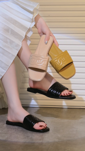 Dép Nữ MWC 8367 - Dép Nữ Quai Ngang Chất Liệu Da In Hoa Văn Chìm Basic