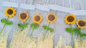 ดอกทานตะวัน ไหมพรมถัก พร้อมถุงหิ้วของขวัญ  เป็นงานฝีมือ ของที่ระลึก พร้อมส่ง