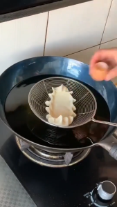 กระชอนสแตนเลส กระชอนด้ามยาว กระชอนตักอาหาร กระชอน กระชอนกรอง กระชอนตักของทอด กระชอนลวก สะเด็ดน้ำมัน  กะชอน สแตนเลส กระชอนใหญ่ กระชอนเล็กของใช้ในครัว 19cm. ยาว 42cm.