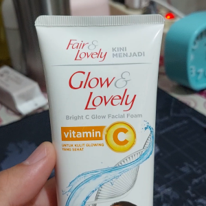 Glow & Lovely Bright VITAMIN C Glow Facial Foam 100gr