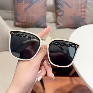 Kacamata Hitam Bingkai Persegi Modis dengan Perlindungan UV untuk Wanita dengan Kaki Logam