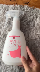 เอสเซ้นซ์ สเปรย์หอมรีดผ้าเรียบ+ถุงเติม รีดง่ายด้วย เอสเซ้นซ์ สเปรย์หอมรีดผ้าเรียบ กลิ่นฟอรัล สีชมพู​ ผลิตภัณฑ์น้ำยารีดผ้าจากแบรนด์คุณภาพเอสเซ้นซ์