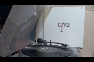 2 แผ่นเสียง 12นิ้ว h28 LOVE แผ่นVG++ริ้วรอยบาง เสียงรบกวนน้อยนิดไม่มีรอยลึก แผ่นล้างทำความสะอาดแล้ว ปกVG++มีตำหนิขอบนิดหน่อย ขอบไม่ขาด สันไม่ทะลุ