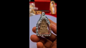 กรอบพระเจ้าสัวกลางบางแก้ว สีเงิน -L02-2ขนาด 24*36*8 mm ทำจากทองเหลือง ชุบไมครอนเคลือบแลคเกอร์ไฟฟ้า ทำให้ลวดลายสวยงามติดทนนาน รับประกันไม่ลอกไม่ดำ