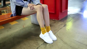 YoungShoes รองเท้าแฟชั่นสตรีสีขาว รองเท้าผ้าใบลำลอง พื้นหนา สวมใส่สบาย ระบายอากาศได้ดี ป้องกันการลื่นไถลและทนต่อการสึกหรอ