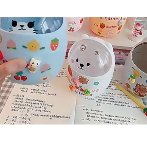 Thùng Rác Mini Để Bàn Mẫu Hoạt Hình Có Nắp Đậy/ Hộp Đựng Đồ Cắm Bút Trang Trí Bàn(tặng kèm sticker)-NIEVE