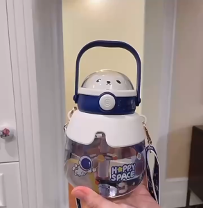 ขวดน้ำสำหรับเด็ก 850ml กระติกน้ำพกพา ฝากดพร้อมสายสะพาย กระบอกน้ำเด็กไปโรงเรียน ขวดน้ำพลาสติก ลายน่ารัก nicenite