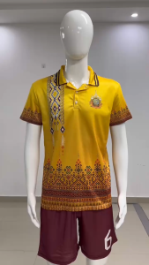 ชายเสื้อโปโลเรียบง่าย 2568 แฟชั่นระบายอากาศแขนสั้นไทยลายธงด้านบนบวกขนาดเสื้อประจำวันธุรกิจเสื้อลำลอง