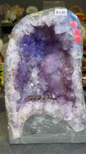 100%amethyst geode in fengshui wood element 五行“木”🪵 💯天然紫晶洞 绿幽灵边 紫晶花 钛晶母矿共生  (如定制实木底座另加RM60)👈🏻optional  高(Height): 27cm 宽(Width): 17.5x13cm 洞深(Hole): 6.5cm 重(Weight): 8kg
