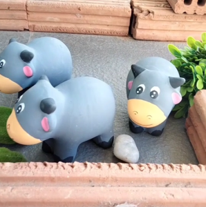 ตุ๊กตาจัดสวน ตุ๊กตาเซรามิคแต่งสวน ตุ๊กตาแต่งสวนตัวใหญ่ เซรามิค ควายสีเทา 1ชุด ได้ 4ตัว 11*18*15ซม.