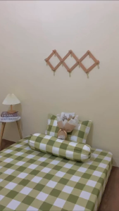 Sprei Sudut Karet Bonus Sarung Bantal dan Guling Motif Bunga Emily Kotak-kotak Sprei Katun Halus Polymicro Disperse Ukuran 90x200 120x200 160x200 180x200
