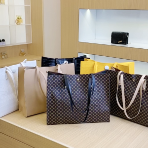 กระเป๋าสะพายแฟชั่น กระเป๋าสะพายข้างและถือสำหรับผู้หญิง ทรงน่ารัก ใส่ของได้เยอะ