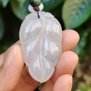An Old Collection Not To be Missed! Semi Icy Natural Type A Jadeite Jade Pendant Necklace crafted as Leaf with certificate included weigh 10.85 grams 43.3 * 26.1 * 5.9 mm (pendant172)