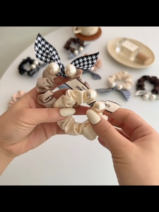 Cột tóc scrunchies chữ CHANGE kèm châu đính hạt pha lê lấp lánh sang trọng S40