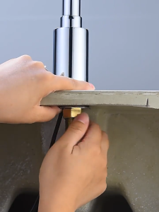 Sincecu Elegant Touch-Free Deck Mount Kitchen Faucet with Infrared Sensor 360° Rotation DC Battery Powered Water Saving Design Infrared Sensor Touchless Basin Faucet Smart Sensor Faucet Automatic Single Cold Hand Washer Infrared Sensor Faucet