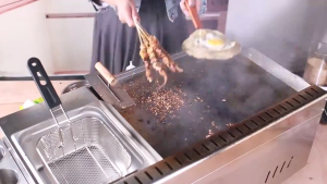 2 In1 Burger Griddle and Deep Fryer with Stove Stainless Steel Deep Fryer Deep Frying Pan with Strainer Desktop Gas Griddle Commercial BBQ Grill Hot Plate Teppanyaki with Adjustable Temperature Kitchen Gas Grill for Outdoor Camping Party