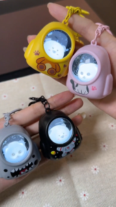 พวงกุญแจแมวเรืองแสงขนาดเล็กน่ารัก จี้ห้อยกระเป๋า มี8แบบให้เลือก อุปกรณ์เสริม DIY ของขวัญของชำร่วยงานเลี้ยงวันเกิด กล่อง  จุ่ม