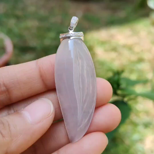Beautifully designed 18k gold clasp attached to this Natural Type A Jadeite Jade crafted as shape of Chilli Pendant with certificate weigh 8.64 grams measurement 47.5 * 18.2 * 5.8 mm (18kp20)
